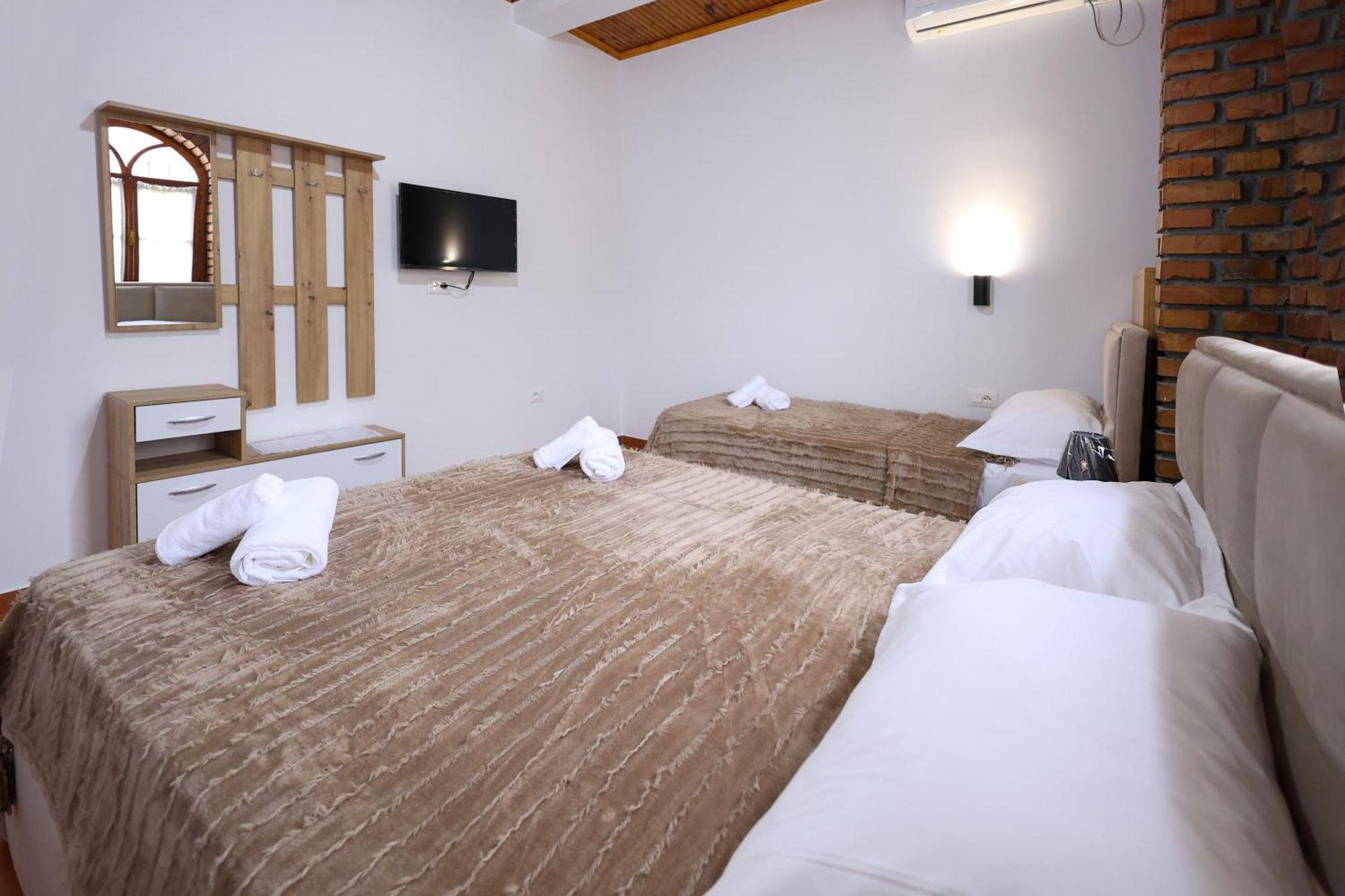 Hotel Boutique Buzi เบราท ภายนอก รูปภาพ