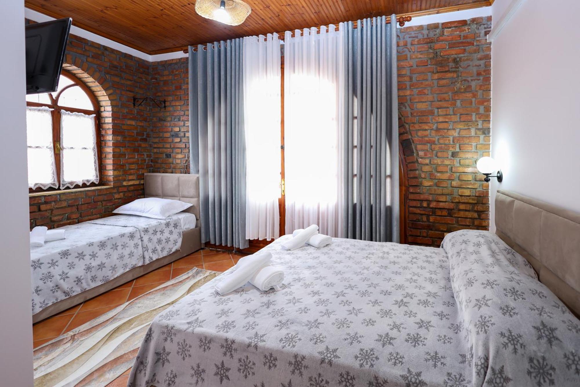 Hotel Boutique Buzi เบราท ภายนอก รูปภาพ