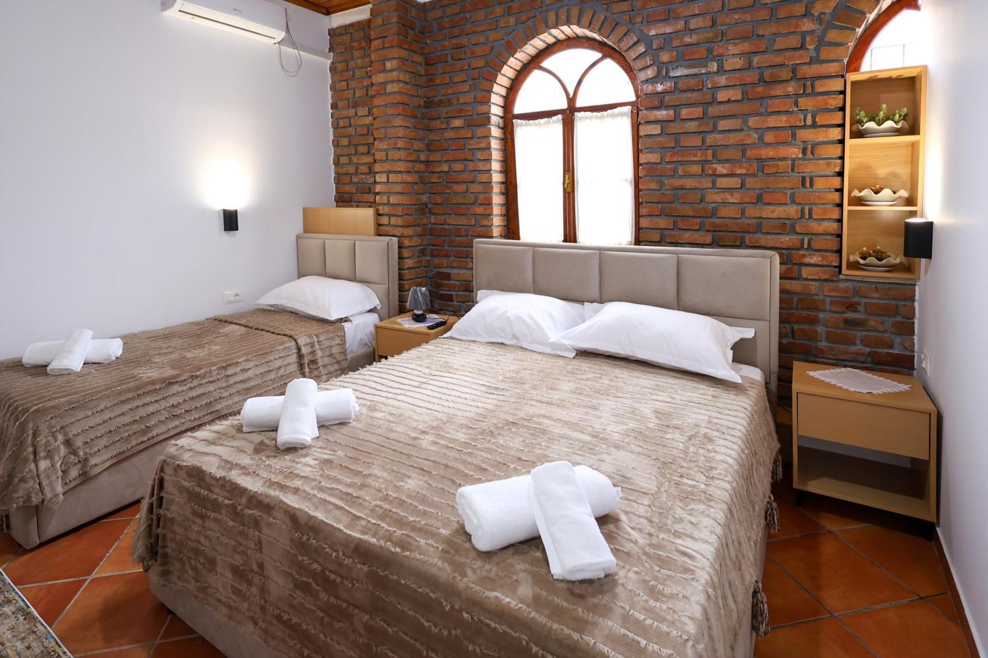 Hotel Boutique Buzi เบราท ภายนอก รูปภาพ