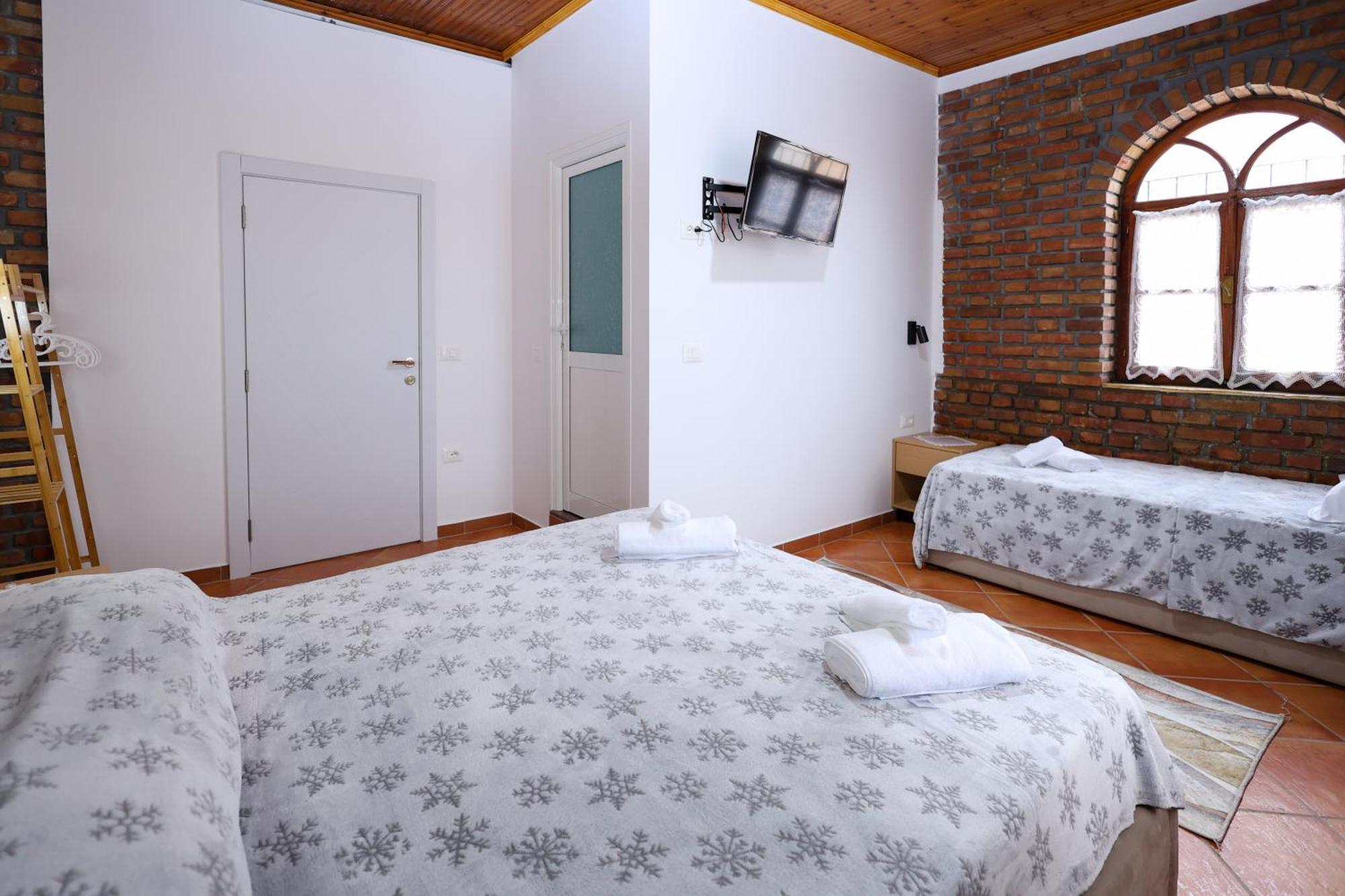 Hotel Boutique Buzi เบราท ภายนอก รูปภาพ