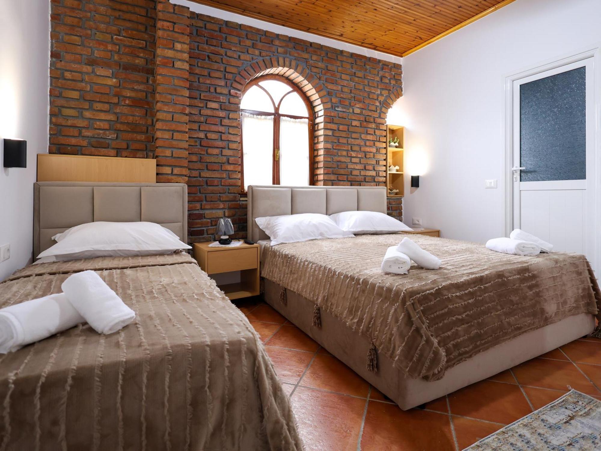 Hotel Boutique Buzi เบราท ภายนอก รูปภาพ